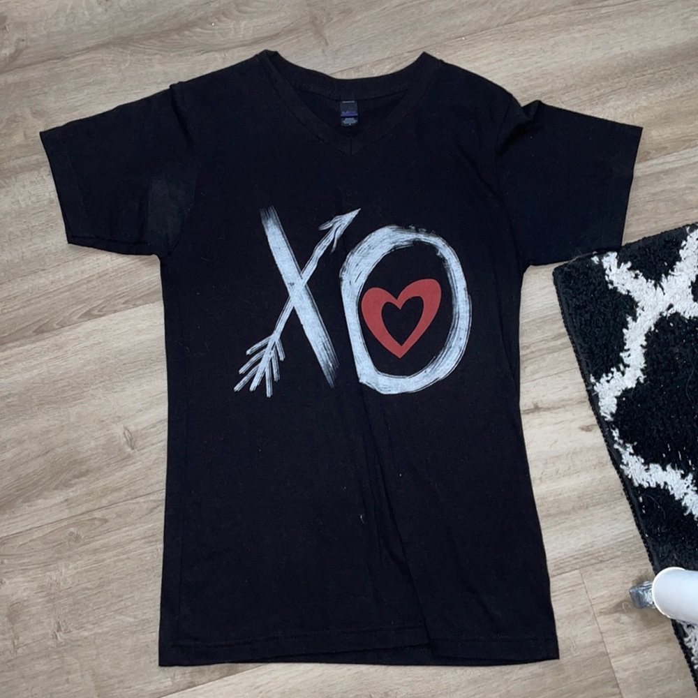 “XO” graphic tee!